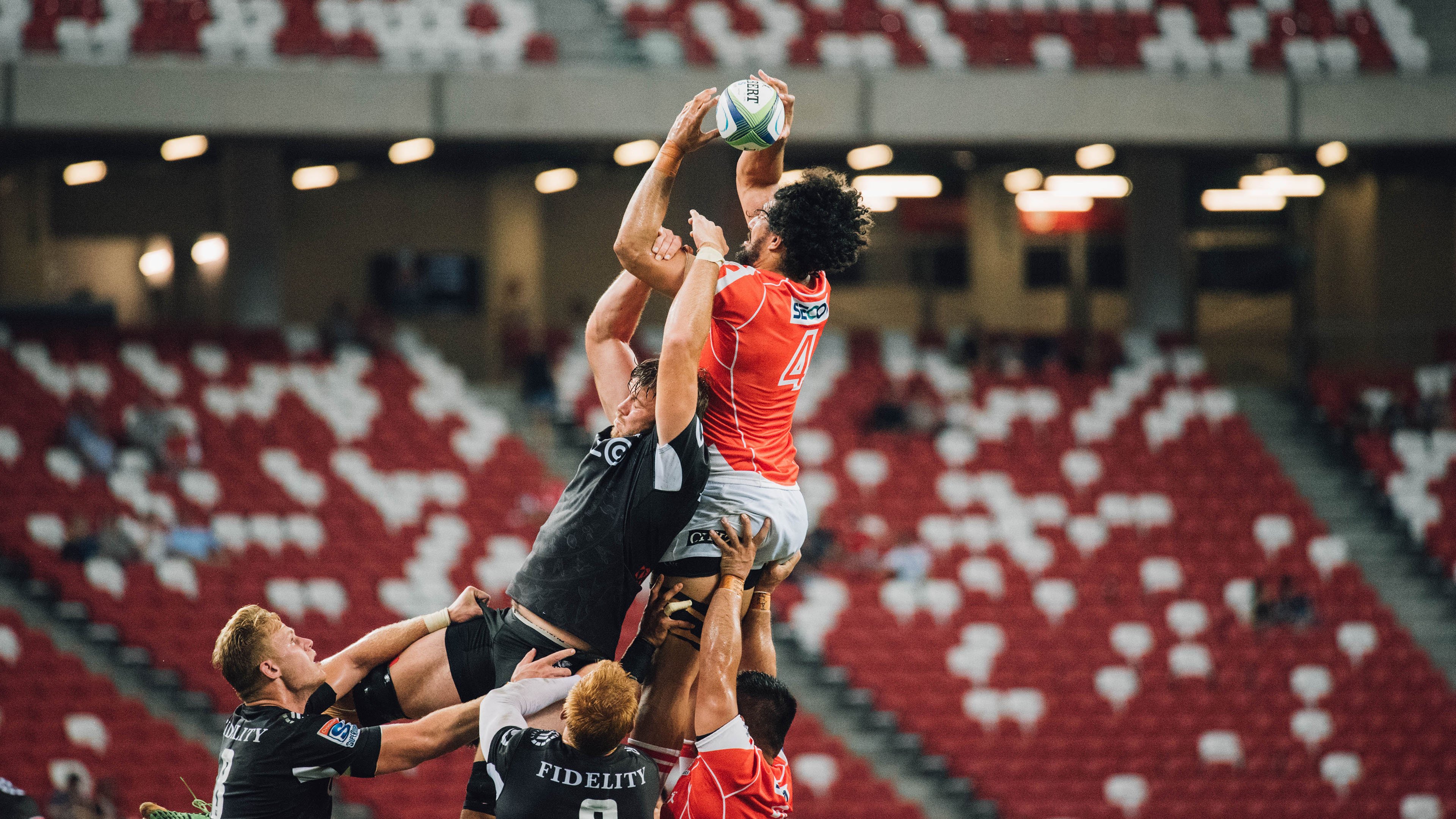 塞恩斯带队鏖战,雷诺力克法拉利夺魁!F1赛场再掀风云